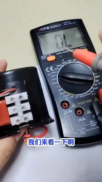 這個(gè)單相電機(jī)有三個(gè)接線柱，測(cè)一下它的兩個(gè)繞組